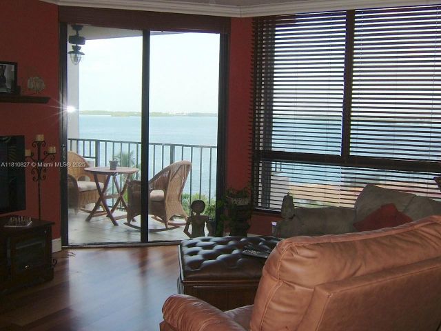 1-bedroom condo for sale in Miami - 520 Brickell Key Dr A811 - MondialRealty