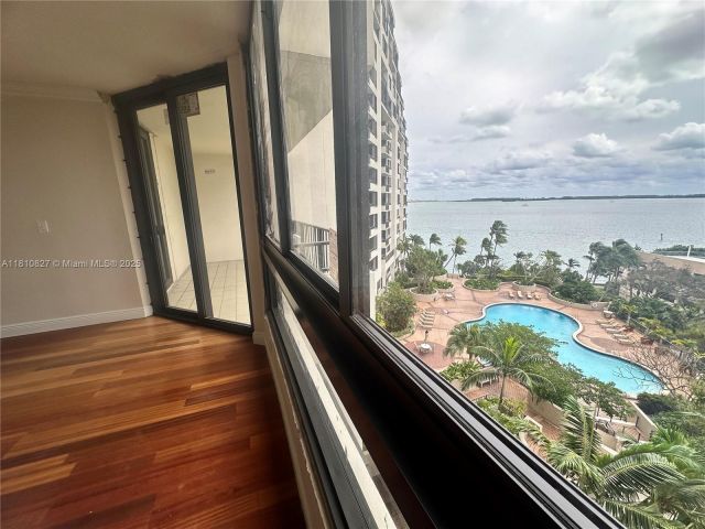 1-bedroom condo for sale in Miami - 520 Brickell Key Dr A811 - MondialRealty