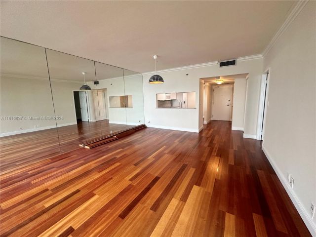 1-bedroom condo for sale in Miami - 520 Brickell Key Dr A811 - MondialRealty