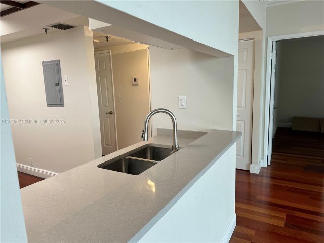 1-bedroom condo for sale in Miami - 520 Brickell Key Dr A811 - MondialRealty