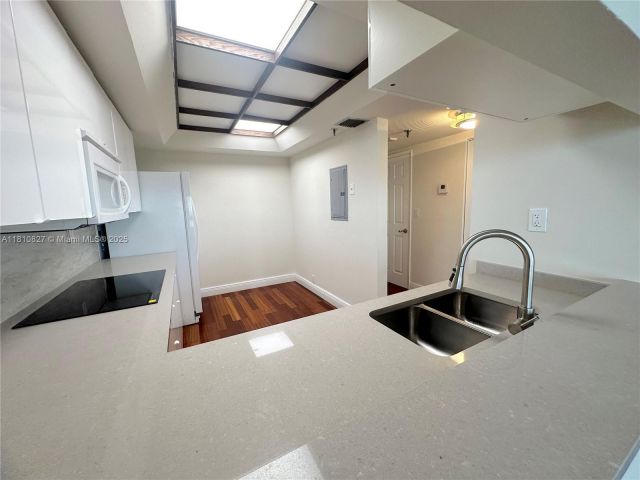 1-bedroom condo for sale in Miami - 520 Brickell Key Dr A811 - MondialRealty