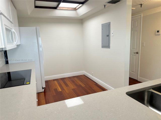 1-bedroom condo for sale in Miami - 520 Brickell Key Dr A811 - MondialRealty