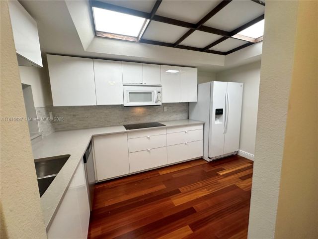 1-bedroom condo for sale in Miami - 520 Brickell Key Dr A811 - MondialRealty
