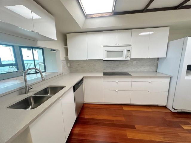 1-bedroom condo for sale in Miami - 520 Brickell Key Dr A811 - MondialRealty