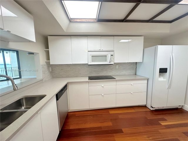 1-bedroom condo for sale in Miami - 520 Brickell Key Dr A811 - MondialRealty