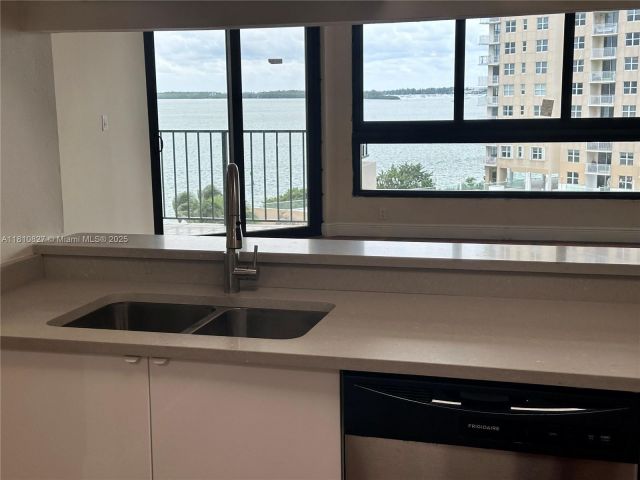 1-bedroom condo for sale in Miami - 520 Brickell Key Dr A811 - MondialRealty