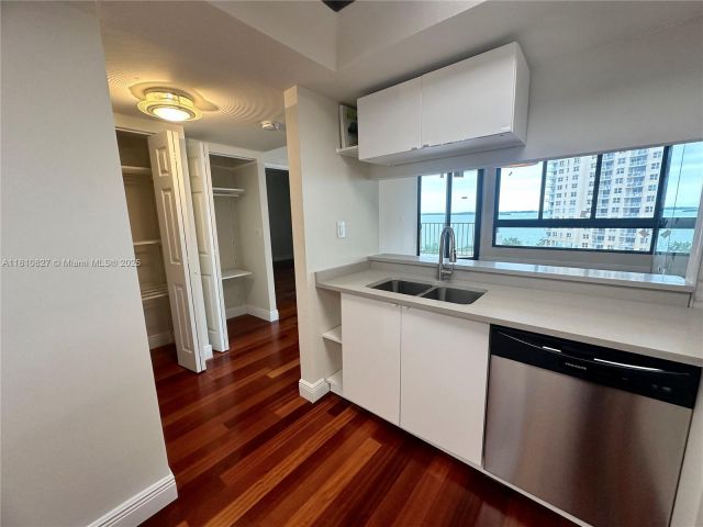 1-bedroom condo for sale in Miami - 520 Brickell Key Dr A811 - MondialRealty