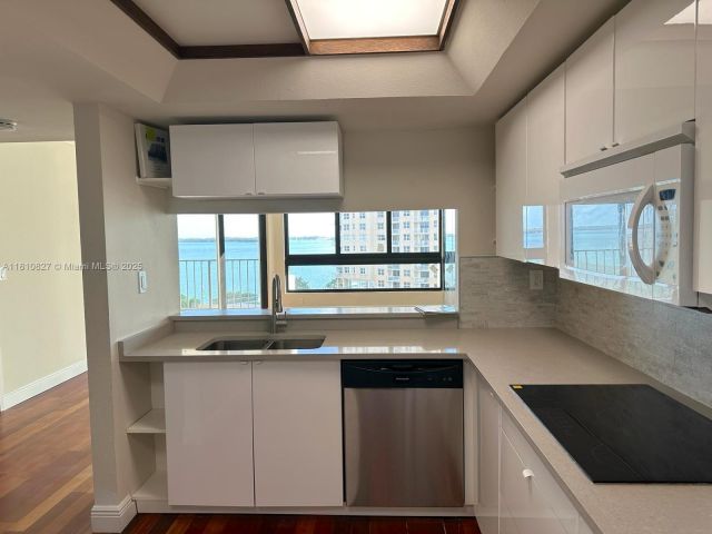 1-bedroom condo for sale in Miami - 520 Brickell Key Dr A811 - MondialRealty