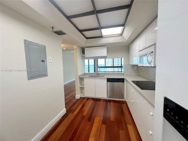 1-bedroom condo for sale in Miami - 520 Brickell Key Dr A811 - MondialRealty