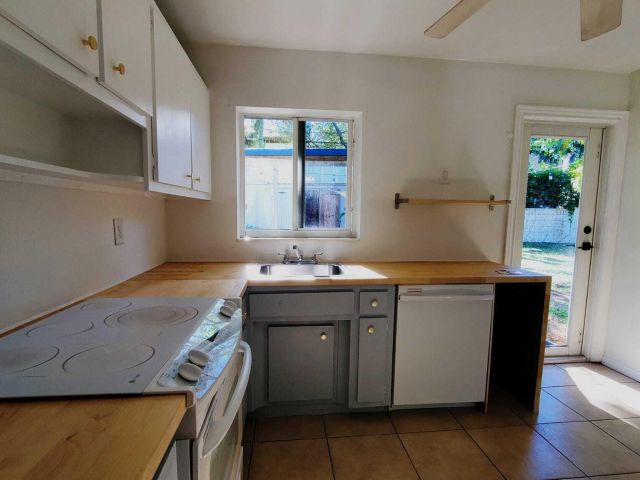 Home for rent at 170 NW 7th Street - photo 6089919