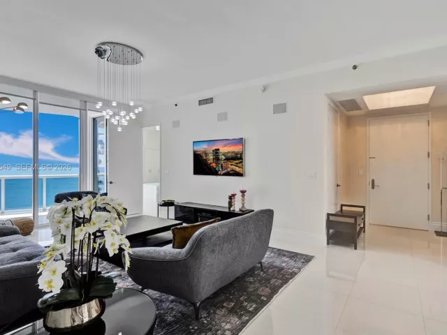3-bedroom condo for rent in Sunny Isles Beach - 16001 Collins Ave 1604 - MondialRealty