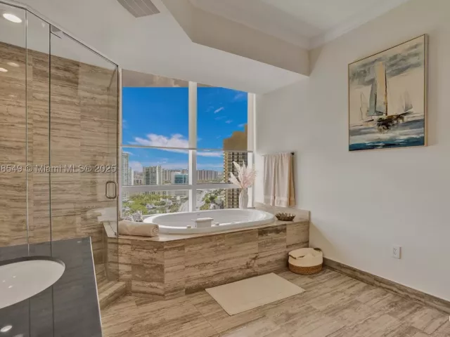 3-bedroom condo for rent in Sunny Isles Beach - 16001 Collins Ave 1604 - MondialRealty