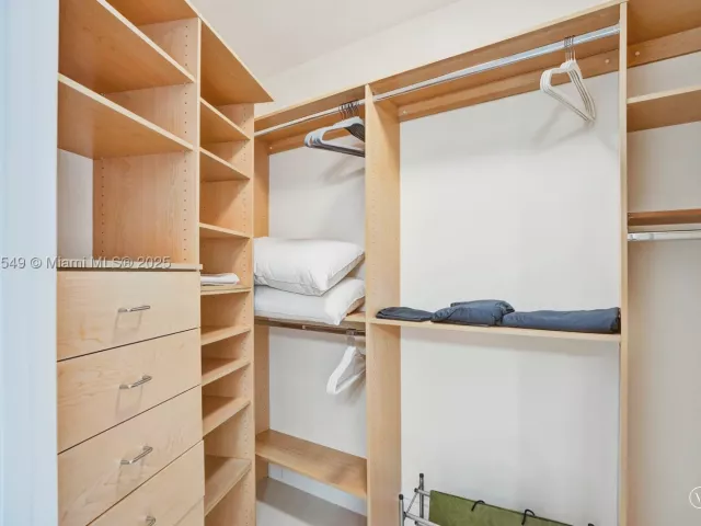 3-bedroom condo for rent in Sunny Isles Beach - 16001 Collins Ave 1604 - MondialRealty