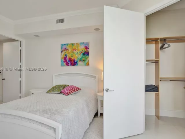 3-bedroom condo for rent in Sunny Isles Beach - 16001 Collins Ave 1604 - MondialRealty