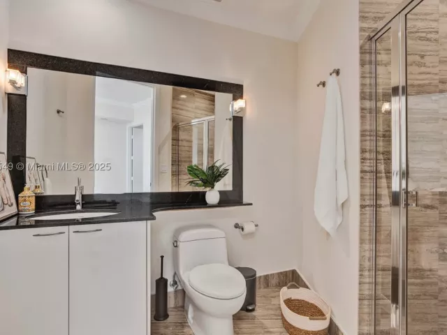 3-bedroom condo for rent in Sunny Isles Beach - 16001 Collins Ave 1604 - MondialRealty