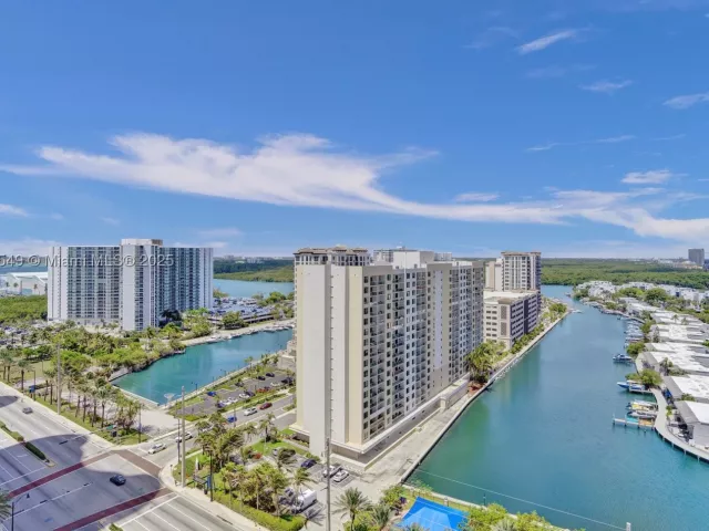 3-bedroom condo for rent in Sunny Isles Beach - 16001 Collins Ave 1604 - MondialRealty