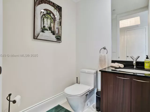 3-bedroom condo for rent in Sunny Isles Beach - 16001 Collins Ave 1604 - MondialRealty