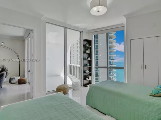 3-bedroom condo for rent in Sunny Isles Beach - 16001 Collins Ave 1604 - MondialRealty