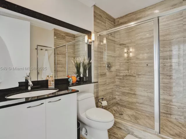 3-bedroom condo for rent in Sunny Isles Beach - 16001 Collins Ave 1604 - MondialRealty