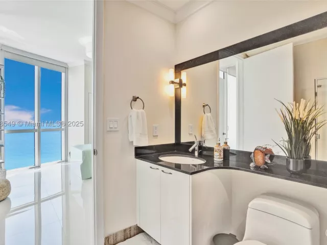 3-bedroom condo for rent in Sunny Isles Beach - 16001 Collins Ave 1604 - MondialRealty