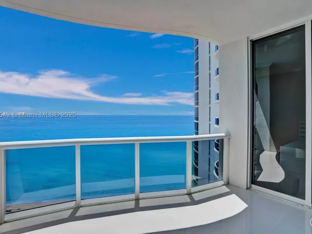 3-bedroom condo for rent in Sunny Isles Beach - 16001 Collins Ave 1604 - MondialRealty