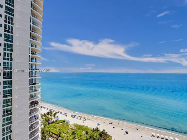 3-bedroom condo for rent in Sunny Isles Beach - 16001 Collins Ave 1604 - MondialRealty