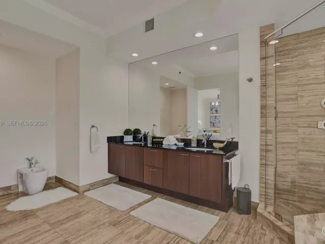 3-bedroom condo for rent in Sunny Isles Beach - 16001 Collins Ave 1604 - MondialRealty