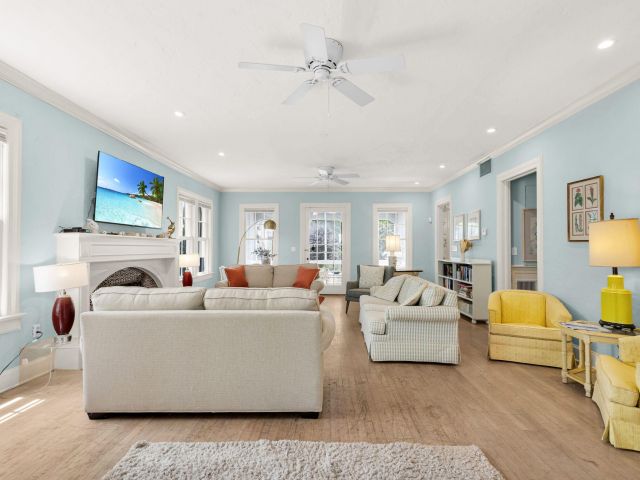 Home for rent at 519 28th Street Main House - photo 6116432