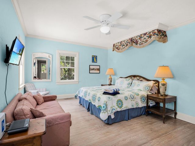 Home for rent at 519 28th Street Main House - photo 6116440