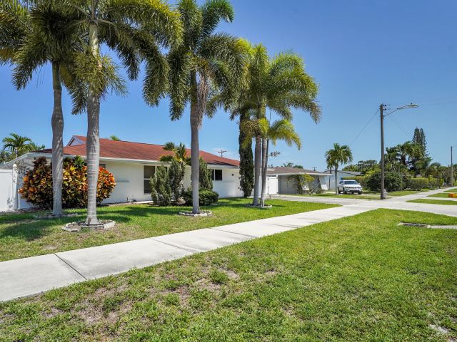 Home for sale at 600 NW 12th Avenue - photo 6089933