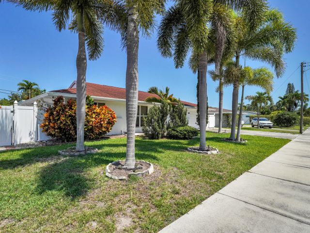 Home for sale at 600 NW 12th Avenue - photo 6089934