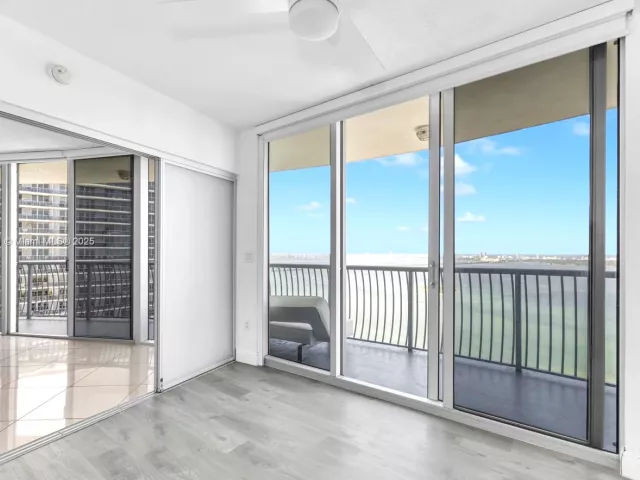 Apartment for sale  Unit #4801 - photo 6092477