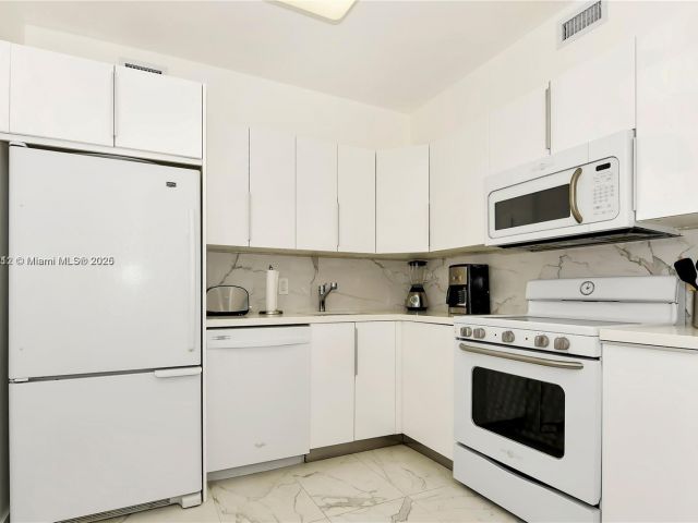 Apartment for rent  Unit #619 - photo 6108804