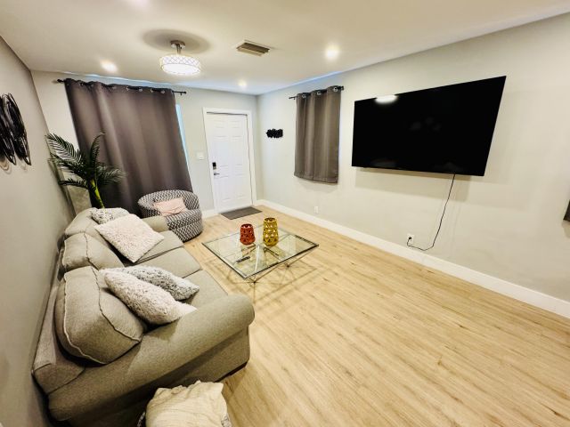 Home for rent at 219 NW 14th Avenue - photo 6094576