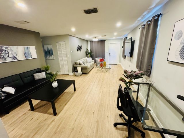 Home for rent at 219 NW 14th Avenue - photo 6094577