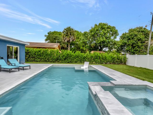 Home for rent at 219 NW 14th Avenue - photo 6094581