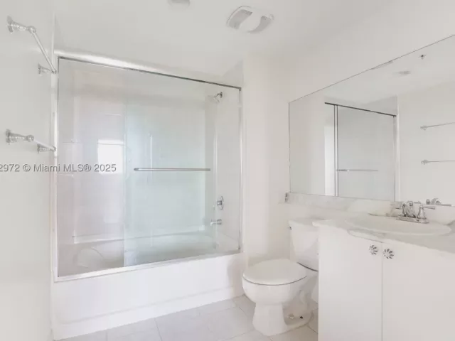 1-bedroom condo for sale in Aventura - 18800 NE 29th Ave 1011 - MondialRealty