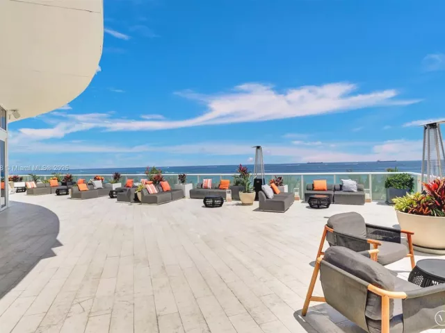 2-bedroom condo for sale in Fort Lauderdale - 3101 Bayshore Dr 1208 - MondialRealty