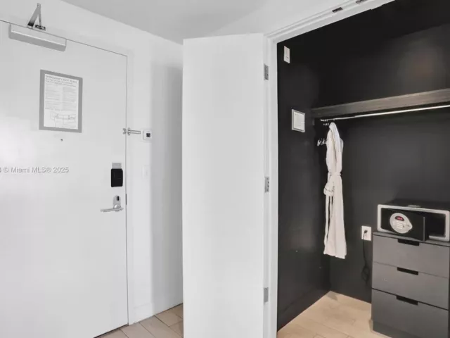 2-bedroom condo for sale in Fort Lauderdale - 3101 Bayshore Dr 1208 - MondialRealty