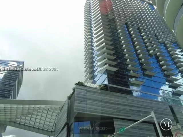 1-bedroom condo for sale in Miami - 45 SW 9th St 2709 - MondialRealty