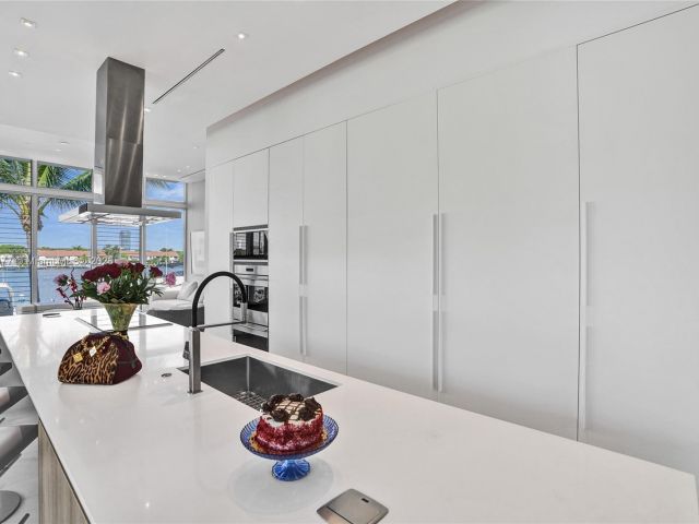 Home for sale at 3750 Yacht Club Dr TH1 - photo 6096420