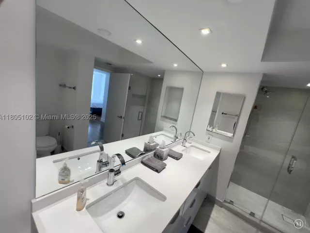 2-bedroom condo for rent in Aventura - 1000 W Island Blvd 2412 - MondialRealty