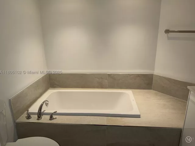 2-bedroom condo for rent in Aventura - 1000 W Island Blvd 2412 - MondialRealty