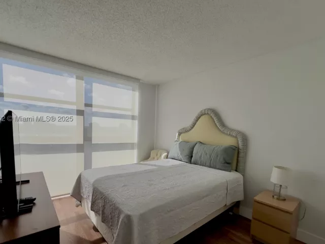 2-bedroom condo for rent in Aventura - 1000 W Island Blvd 2412 - MondialRealty