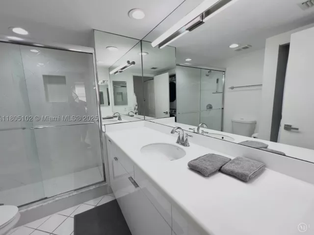2-bedroom condo for rent in Aventura - 1000 W Island Blvd 2412 - MondialRealty