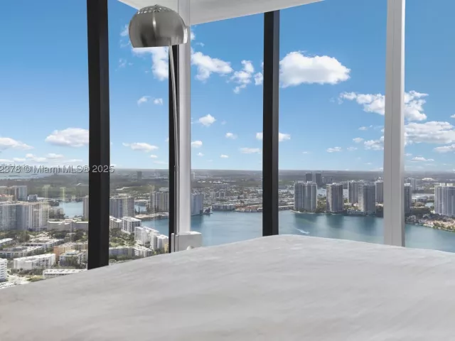 3-bedroom condo for rent in Sunny Isles Beach - 18555 Collins Ave 4603 - MondialRealty