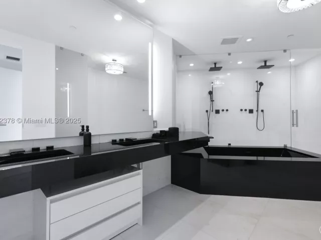 3-bedroom condo for rent in Sunny Isles Beach - 18555 Collins Ave 4603 - MondialRealty