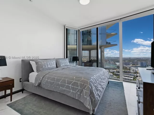 3-bedroom condo for rent in Sunny Isles Beach - 18555 Collins Ave 4603 - MondialRealty