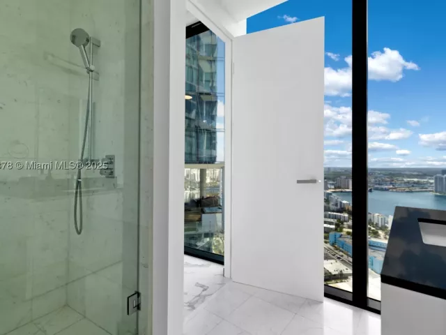 3-bedroom condo for rent in Sunny Isles Beach - 18555 Collins Ave 4603 - MondialRealty
