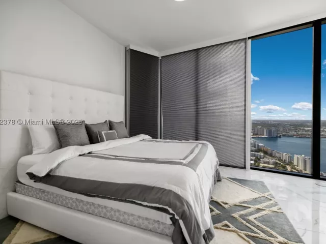 3-bedroom condo for rent in Sunny Isles Beach - 18555 Collins Ave 4603 - MondialRealty